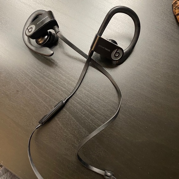 AMAZING CONDITION-POWERBEATS 3 HEADPHONES